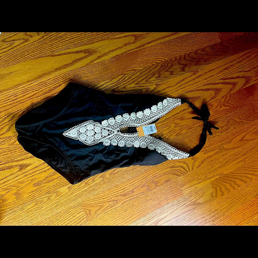 Black woman’s Kona Sol halter swimsuit with tan trim. New with tags!!🌞